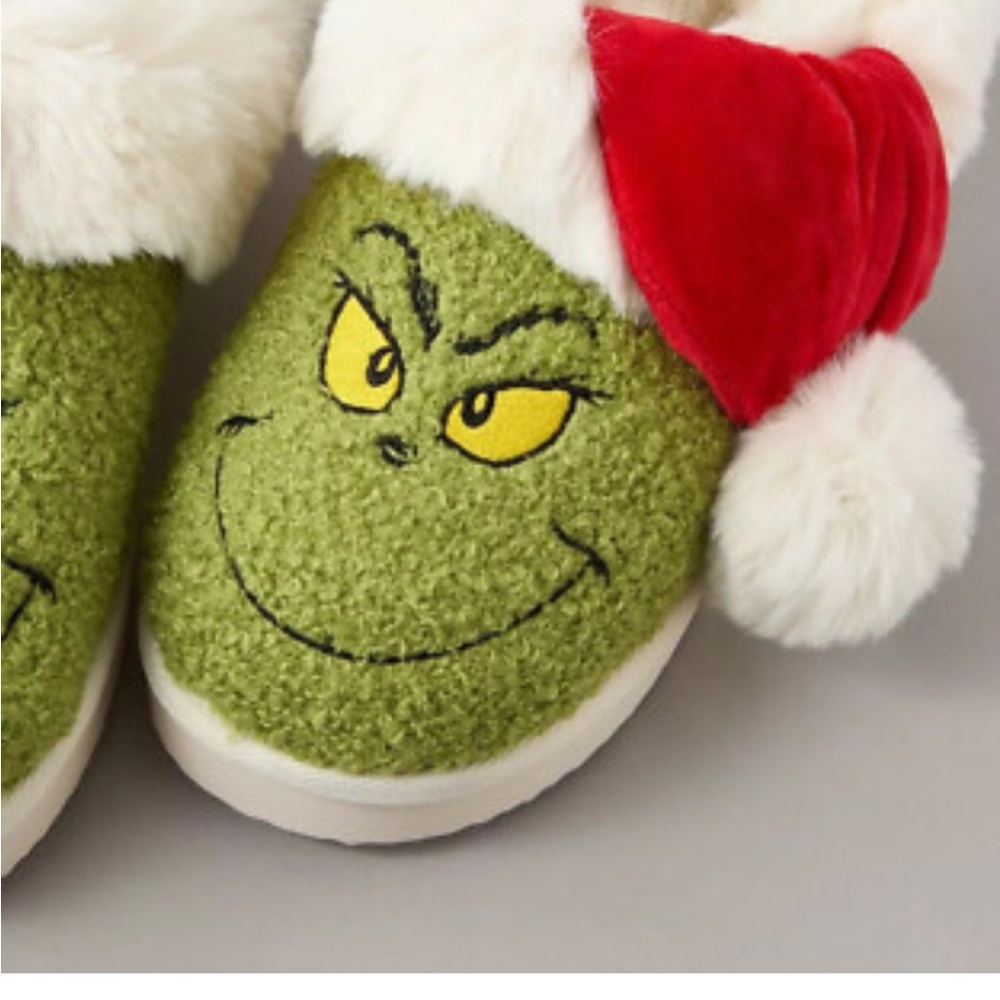 American Eagle Grinch Scuff Slippers Green Faux Fur Santa Hat Size 7 NWOT - Picture 2 of 14